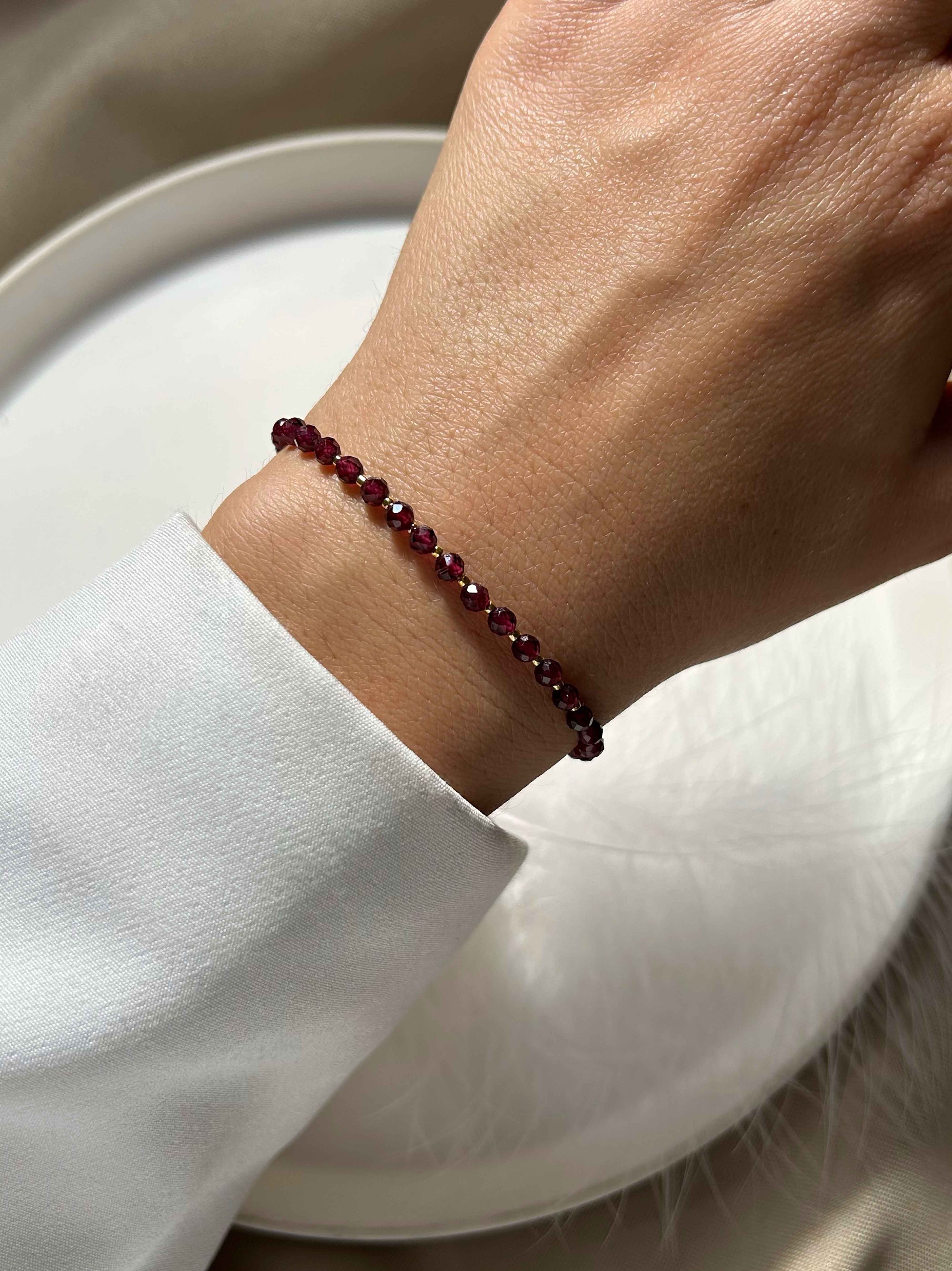 Браслети з каменів на руку