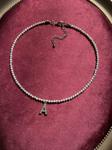 Чокер из мелкого жемчуга с буквой имени 5353