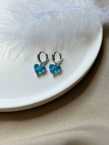 Blaue Ohrringe mit einem Herzanhänger 5465