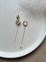 Ассиметричные серьги в золоте с жемчугом и цепями 5549