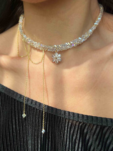 Сияющее колье с цветком в белом цвете 5684