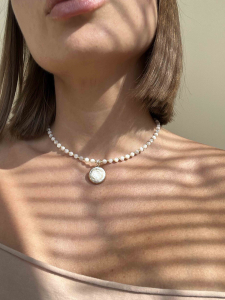 Choker made from natural mother-of-pearl with a pearl pendant 5174