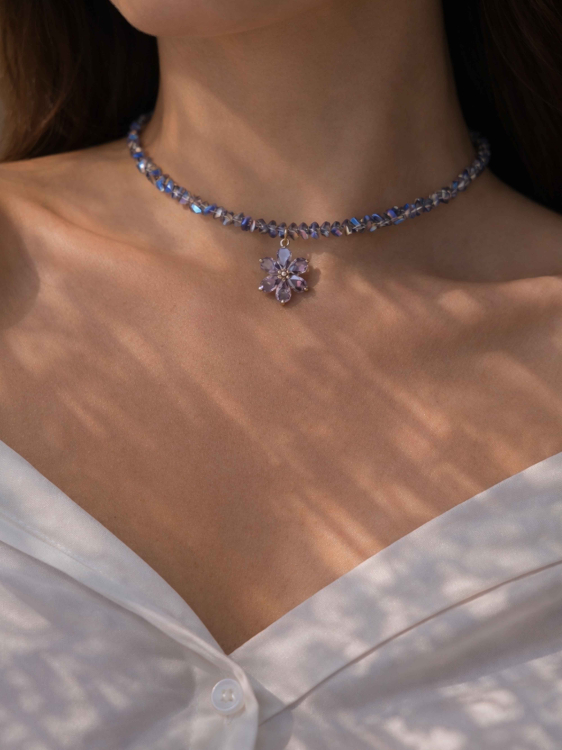 Фиолетовое блестящее колье с цветком 5563