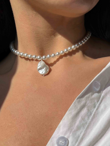 Iridescent choker with a mother-of-pearl pendant 5379