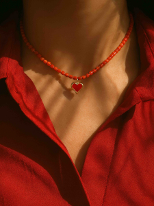 Choker mit Perlen und einem Herzanhänger 5024