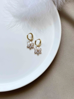 Серьги с белым цветком 5503