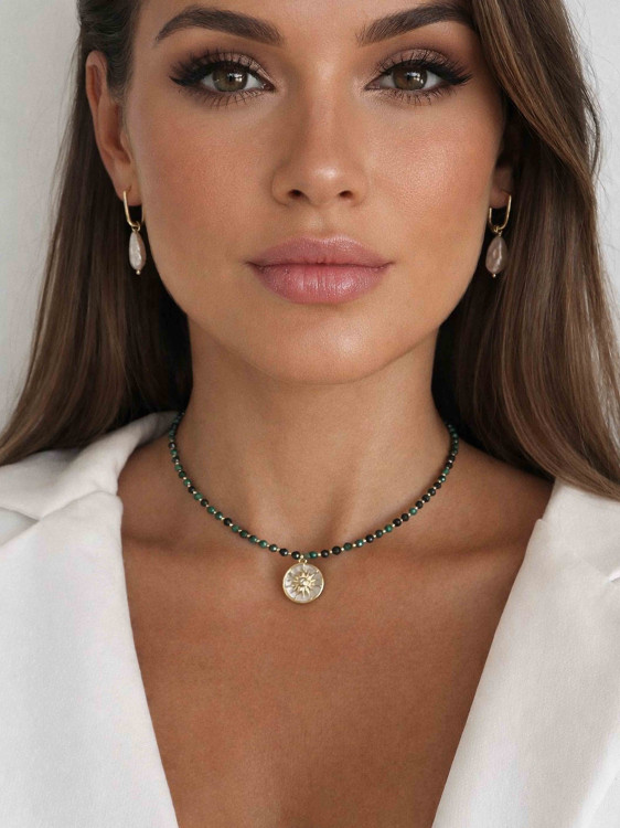 Чокер из натурального малахита с подвеской солнце 5209